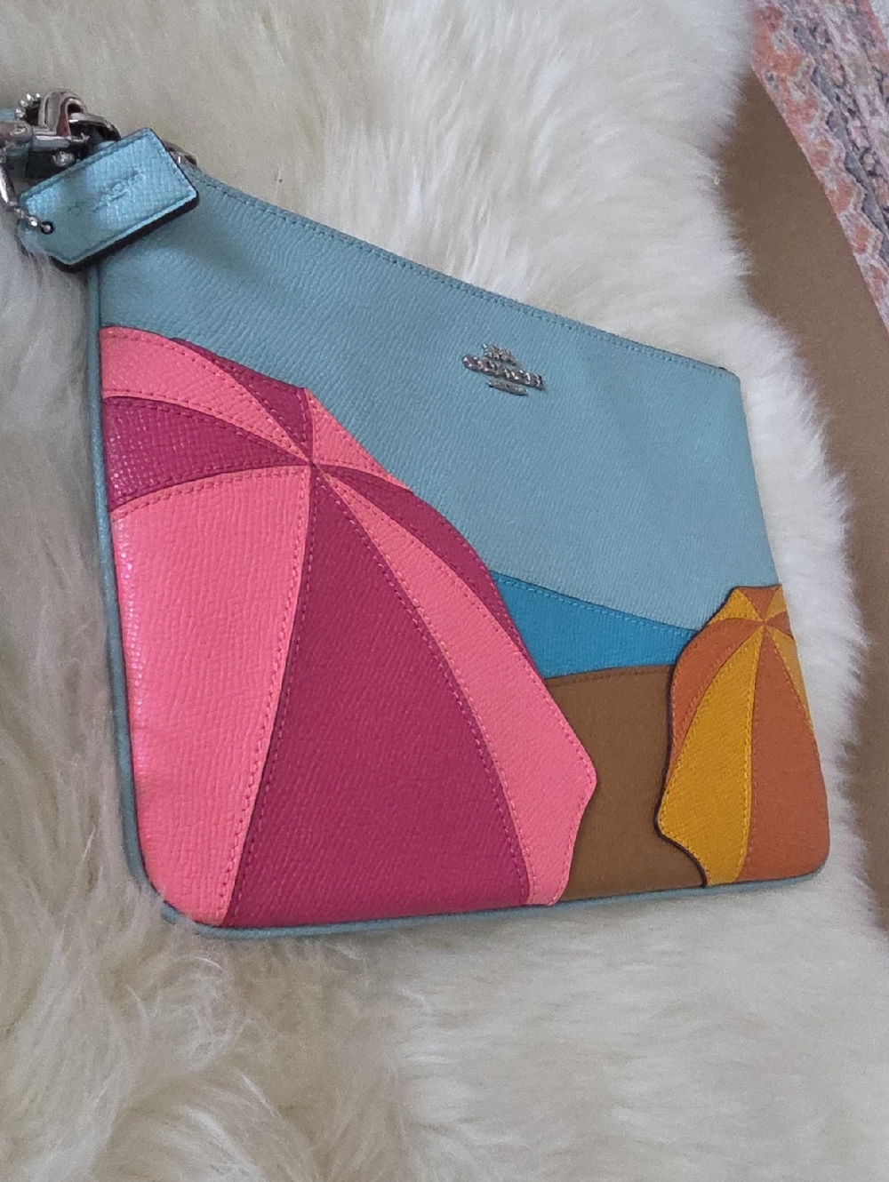 Gorgeous Coach Large Leather Beach Scene Wristlet Wallet ๐ฉทโฑ๏ธ๐งก๐ - Picture 14 of 16